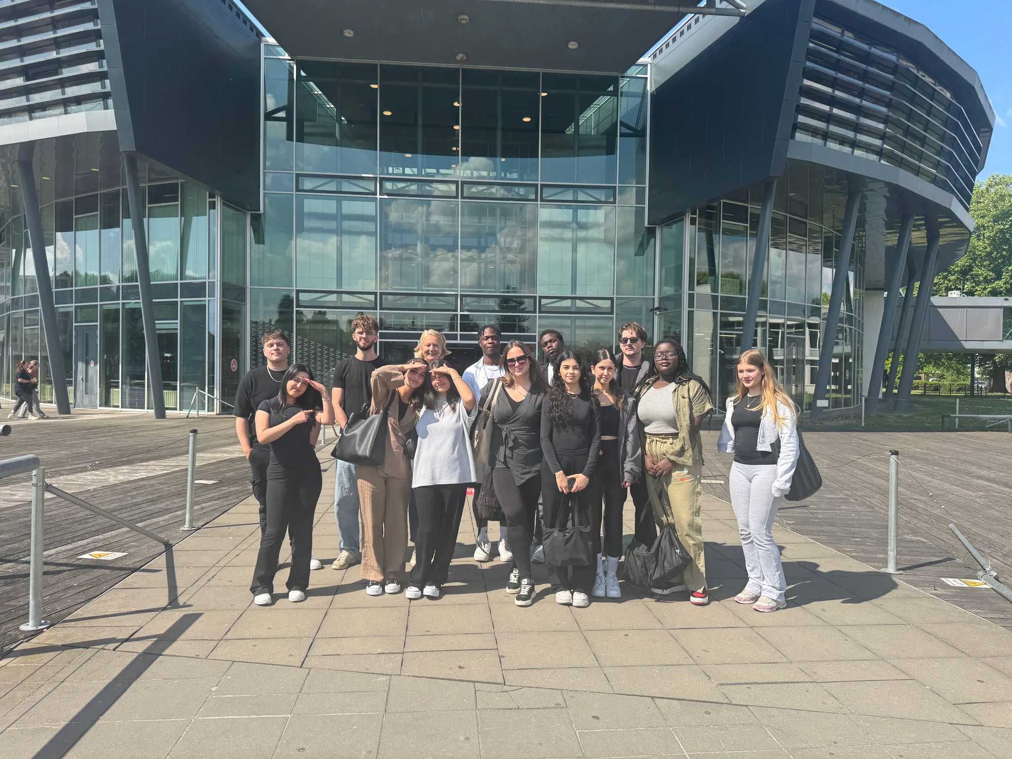 Gruppenfoto der HBF232 vor dem VISTA College